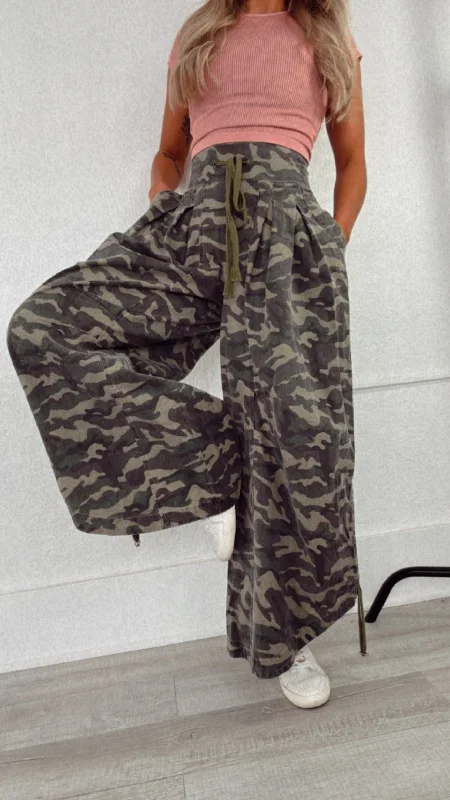 Run It Ruched Bottom Wide Leg Camo Pant